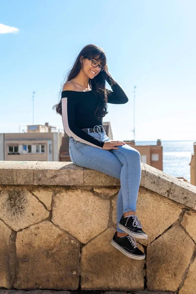 Retrato Gafas Mujer Joven Sentado Banco Apedreado Sonriendo Feliz Mirando — Foto de Stock