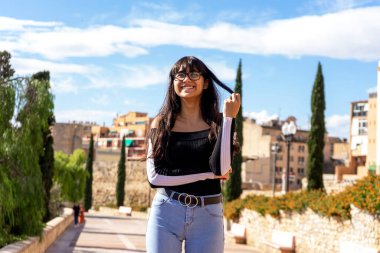 Sokakta kameraya bakarken gülümseyen güzel bir kızın portresi..