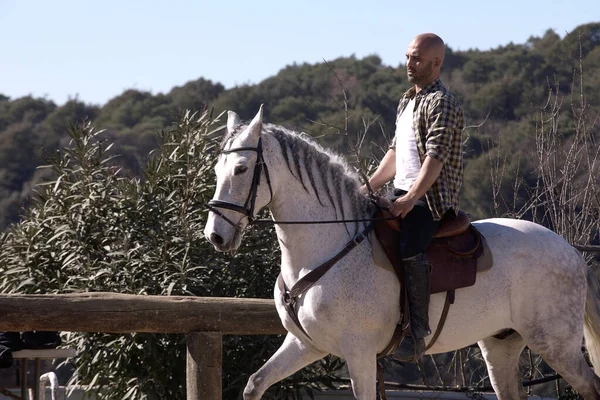 Giovane Uomo Abito Casual Cavalcare Cavallo Bianco — Foto Stock