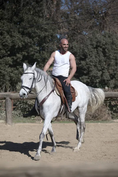 Ung Man Tillfällig Klädsel Ridning Vit Häst Sandig Mark — Stockfoto