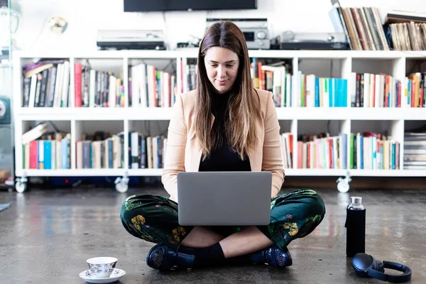 Joven Empresario Bastante Mujer Usando Ordenador Portátil Mientras Está Sentado — Foto de Stock