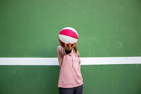 Giovane Ragazza Dai Capelli Lunghi Che Tiene Una Palla Basket — Foto Stock