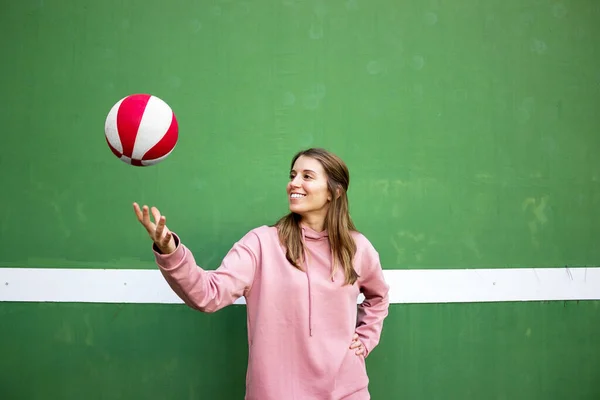 Teenager Žena Hraje Basketbal Přes Zelenou Zeď — Stock fotografie