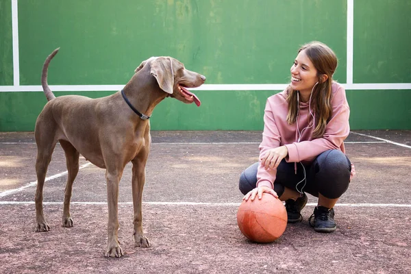 Νεαρή Θηλυκή Μπάλα Που Ποζάρει Σκύλο Της — Φωτογραφία Αρχείου