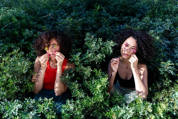 Foto Moda Aire Libre Hermosas Mujeres Jóvenes Rodeadas Flores — Foto de Stock