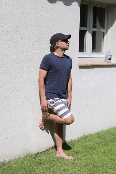 Hombre Con Gafas Sol Traje Baño Apoyado Pared Aire Libre —  Fotos de Stock