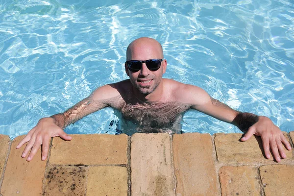 Ritratto Bell Uomo Che Riposa Sul Bordo Una Piscina Con — Foto Stock