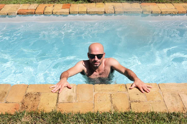 Ritratto Bell Uomo Che Riposa Sul Bordo Una Piscina Con — Foto Stock