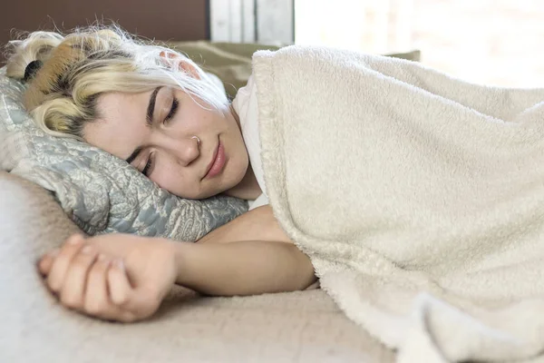 Joven Hermosa Chica Rubia Cama Mujer Dormida Rayo Sol Mañana —  Fotos de Stock