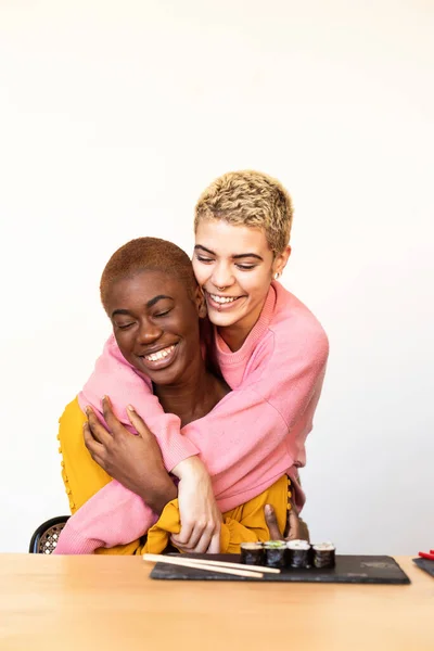 Portrét Šťastného Mezirasového Homosexuálního Páru Objímajícího Společně — Stock fotografie