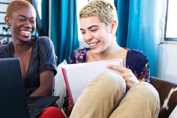 Schönes Lesbisches Paar Mit Laptop Auf Sofa Hause — Stockfoto