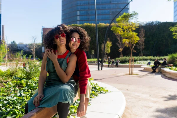 Dos Mujeres Divirtiéndose Calle — Foto de Stock