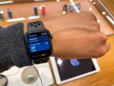 Bangkok, Tayland - 6 Şubat 2021: Erkekler kolunda Apple Watch serisi 6. Erkekler dükkanda Apple saat özelliklerini test ediyorlar.