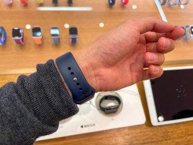 Bangkok, Tayland - 6 Şubat 2021: Erkekler kolunda Apple Watch serisi 6. Erkekler dükkanda Apple saat özelliklerini test ediyorlar.