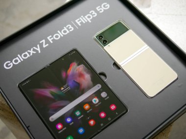 Bangkok, Tayland - 11 Ağustos 2021 Samsung resmi olarak en son katlanabilir akıllı telefon olan Samsung Galaxy Flip 3 'ü hizmete soktu..