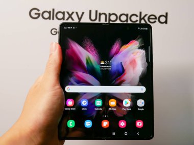 Bangkok, Tayland - 11 Ağustos 2021 Samsung resmi olarak en son katlanabilir akıllı telefon olan Samsung Galaxy Flip 3 'ü hizmete soktu..