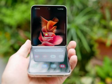 Bangkok, Tayland - 11 Ağustos 2021 Samsung resmi olarak en son katlanabilir akıllı telefon olan Samsung Galaxy Flip 3 'ü hizmete soktu..