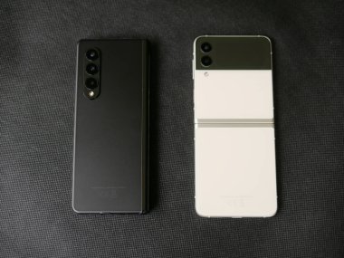 Bangkok, Tayland - 11 Ağustos 2021 Samsung resmi olarak en son katlanabilir akıllı telefon olan Samsung Galaxy Flip 3 'ü hizmete soktu..