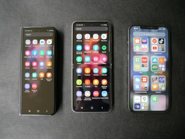 Bangkok, Tayland - 11 Ağustos 2021 Samsung resmi olarak en son katlanabilir akıllı telefon olan Samsung Galaxy Flip 3 'ü hizmete soktu..