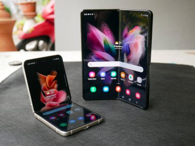 Bangkok, Tayland - 11 Ağustos 2021 Samsung resmi olarak en son katlanabilir akıllı telefon olan Samsung Galaxy Flip 3 'ü hizmete soktu..