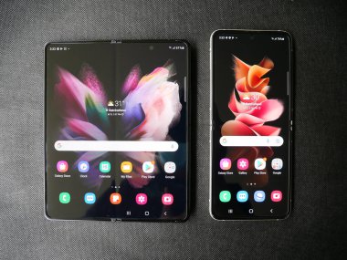 Bangkok, Tayland - 11 Ağustos 2021 Samsung resmi olarak en son katlanabilir akıllı telefon olan Samsung Galaxy Flip 3 'ü hizmete soktu..