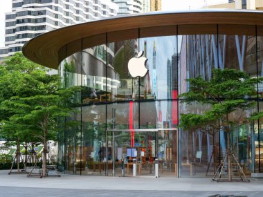 Bangkok, Tayland - 29 Ağustos 2021: Apple Centralworld Bangkok, Tayland 'daki covid-19 tecridi nedeniyle geçici olarak kapatıldı