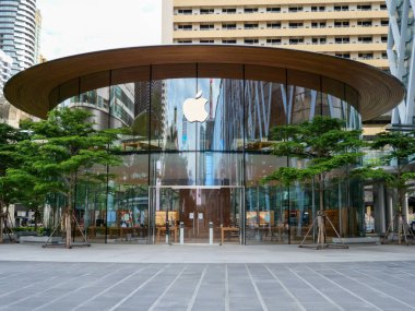 Bangkok, Tayland - 29 Ağustos 2021: Apple Centralworld Bangkok, Tayland 'daki covid-19 tecridi nedeniyle geçici olarak kapatıldı