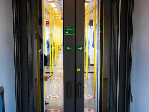 Die Türen Den Zügen Schließen Sich Während Der Elektrische Zug — Stockfoto