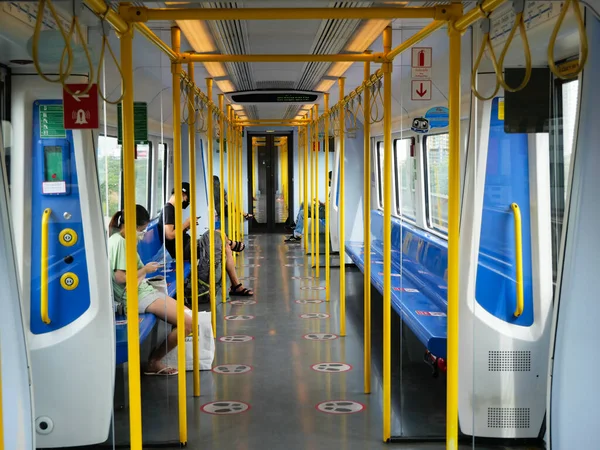 Trenlerdeki kapılar kapanıyor. Elektrik treni yüksek hızda giderken...