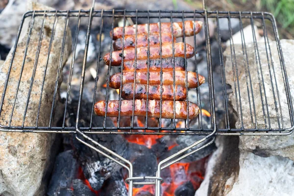 Ψήσιμο Λουκάνικο BBQ hot dog kebab ψημένο στη φωτιά στη φύση closeup — Φωτογραφία Αρχείου