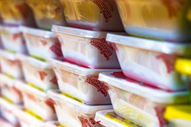 Moskova, Rusya - 5 Haziran 2021: Rus erişteleri süpermarket raflarında sergilenen harfler