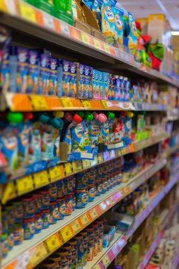 Moskova, Rusya - 5 Haziran 2021: Süpermarket rafında bebek maması püresi frutonyanya markası