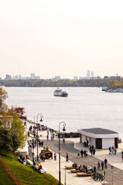 MOSCOW, RUSSIA NOVEMBER 16 2020: doğal arka planda nehir istasyonunun kuzey seti. Seçici yumuşak odaklanma. Yüzeyin derinliği. Metin kopyalama alanı.