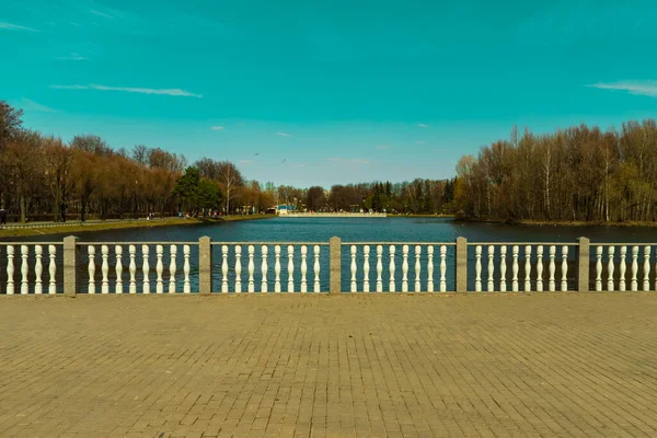 Москва, Россия 18 апреля 2021 года: Измайловский парк пруда каменной балюстрады с белыми колоннами весна — стоковое фото