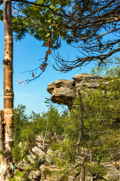 Steinstadt, Gebiet Perm, Russland. Schildkrötenrock. Naturlandschaftliches Wahrzeichen Hintergrund — Stockfoto