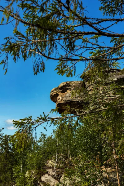 Steinstadt, Gebiet Perm, Russland. Schildkrötenrock. Naturlandschaftliches Wahrzeichen Hintergrund — Stockfoto