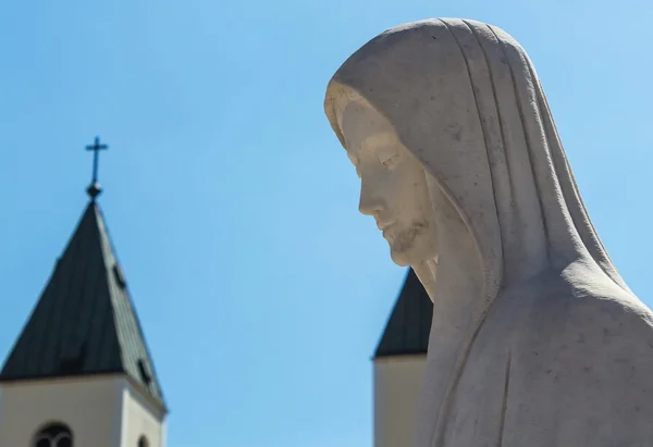 Heilige maagd huwen standbeeld op blauwe hemel, Medugorje, Bosnië en Herzegovina — Stockfoto