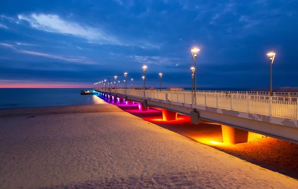 Luces coloridas en el muelle por la noche, Kolobrzeg, Polonia — Foto de Stock