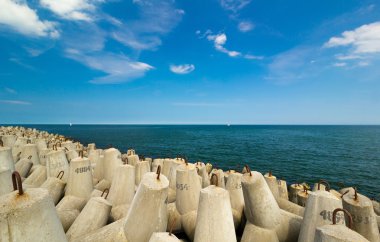 Beton dalgakıran deniz kenarında