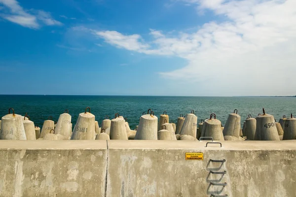 Hormigón romper el agua por el mar Báltico, Kolobrzeg — Foto de Stock