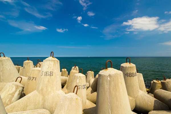 在 Kolobrzeg，波兰波罗的海块断水 — 图库照片