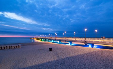 Renkli pier ışıklar akşamları, Kolobrzeg, Polonya