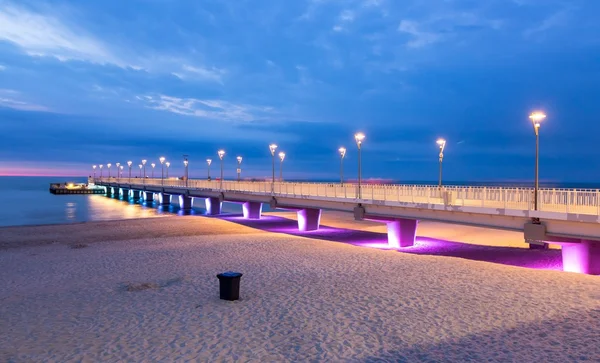 Violette blaue Lichter auf der Seebrücke am Abend, Kolberg — Stockfoto