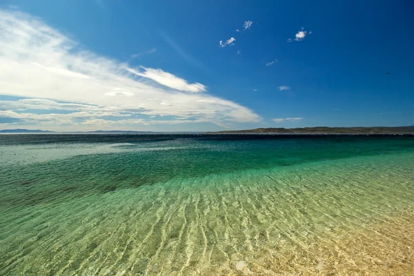 Mooie, blauwe heldere transparante water in de Adriatische Zee — Stockfoto