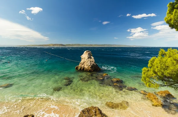 Costa rochosa e mar azul — Fotografia de Stock