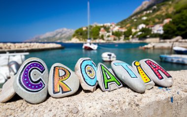 Hırvatistan ülke adı tekne arka planda taşları, üzerine boyalı