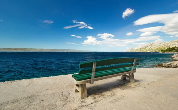 Lege bench door de zee, prachtige landschap — Stockfoto