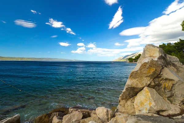 De kust van de Middellandse Zee op een zonnige dag — Stockfoto