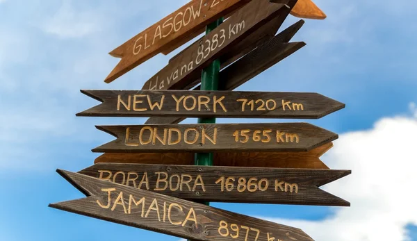 Braunes Holzschild mit den Namen der Städte — Stockfoto
