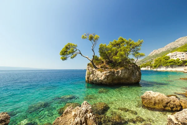 Blauwe zomer zee met glanzende hemel en rotsen, vakantie landschap — Stockfoto